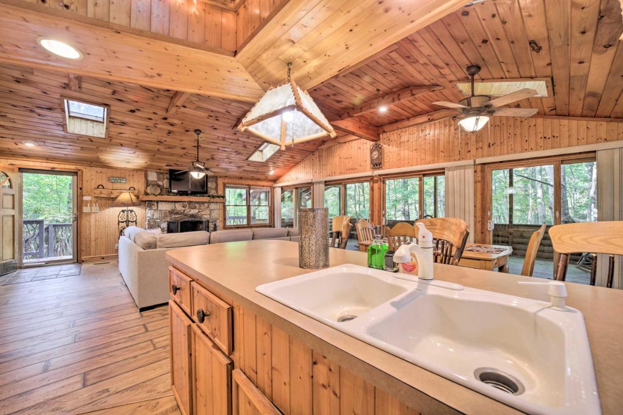 Cozy Lake Toxaway Cabin With Deck, Fire Pit And Grill! Exteriér fotografie